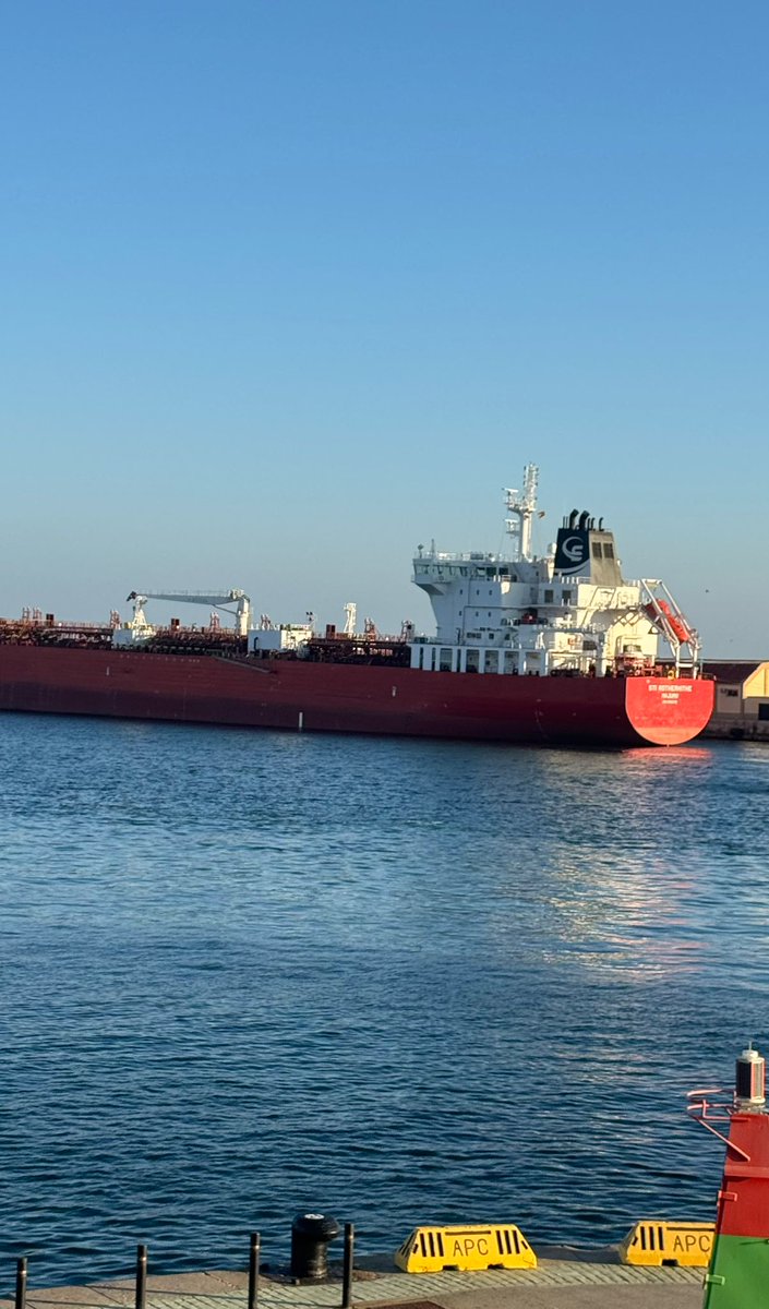 El buque STI ROTHERHITHE, de bandera de Islas Marshall y 184 m de eslora, realizando una descarga de combustible para <a href="/MoeveGlobal/">Moeve</a> en el dique adosado del muelle de Poniente. 
Consignatario: #Salama
#PuertodeCeuta #PortofCeuta #StraitofGibraltar #EstrechodeGibraltar #Bunkering