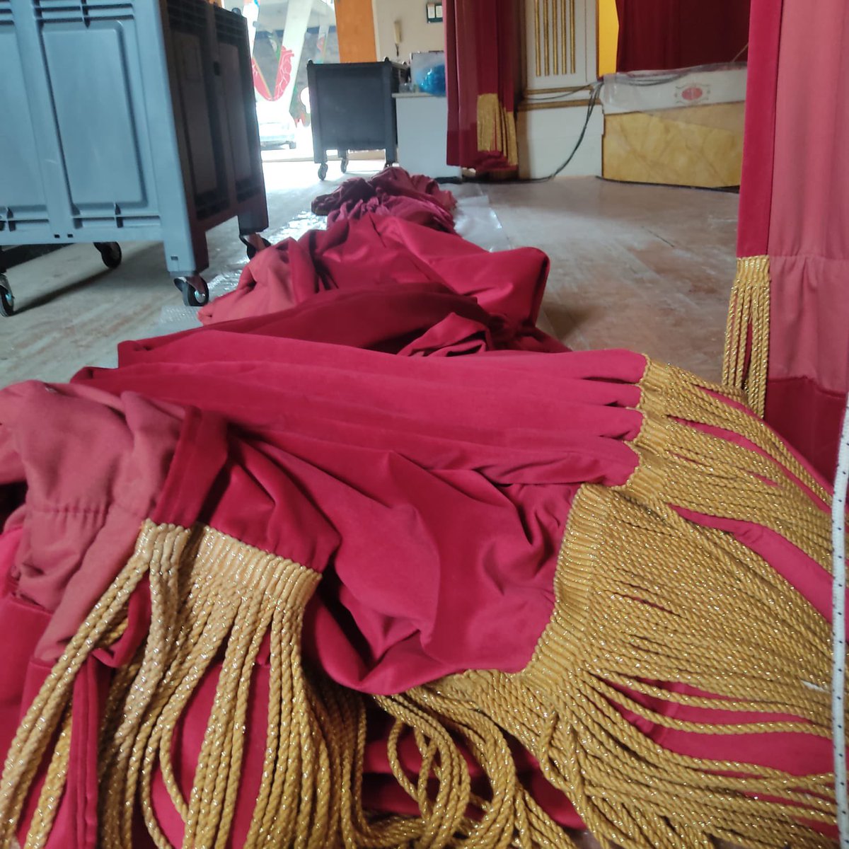 Atmo_IT's tweet photo. Oggi siamo al Teatro degli Animosi di Marradi, un autentico gioiello della Romagna Toscana.
Dietro le quinte, il nostro staff è al lavoro: stiamo smontando il sipario e gli Arlecchino per ridare loro nuova vita nella nostra sartoria teatrale. 🎭✂️

#atmo https://t.co/PJOvCXapR1