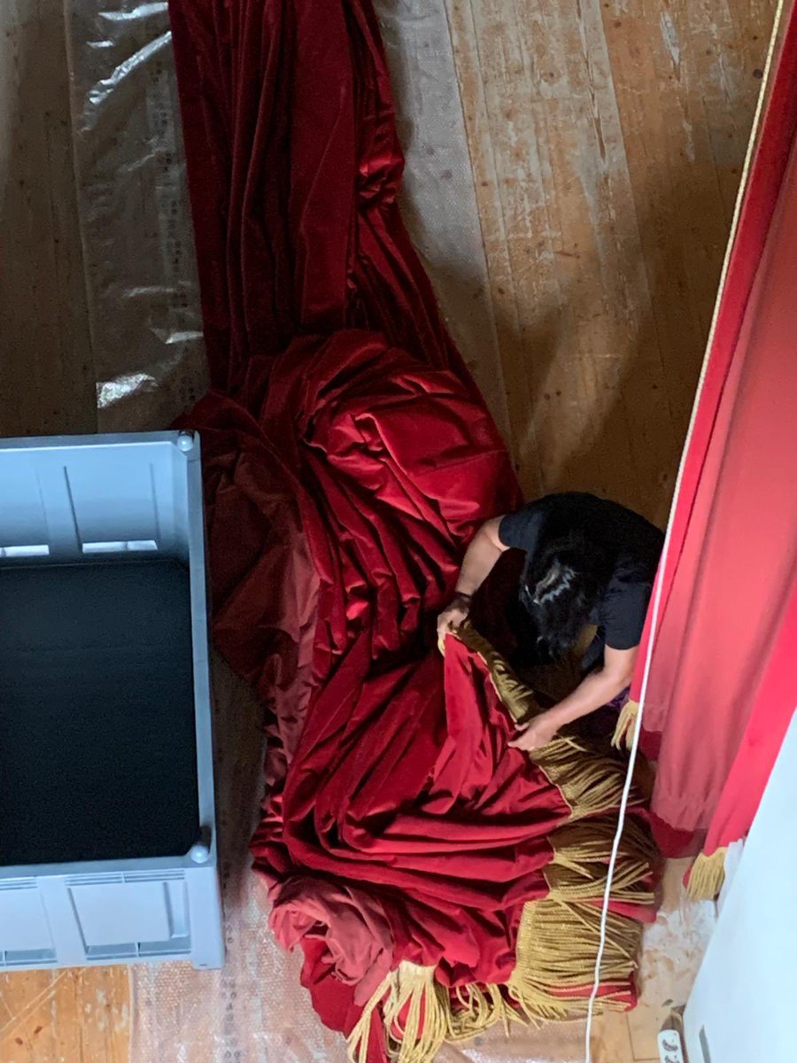 Atmo_IT's tweet photo. Oggi siamo al Teatro degli Animosi di Marradi, un autentico gioiello della Romagna Toscana.
Dietro le quinte, il nostro staff è al lavoro: stiamo smontando il sipario e gli Arlecchino per ridare loro nuova vita nella nostra sartoria teatrale. 🎭✂️

#atmo https://t.co/PJOvCXapR1