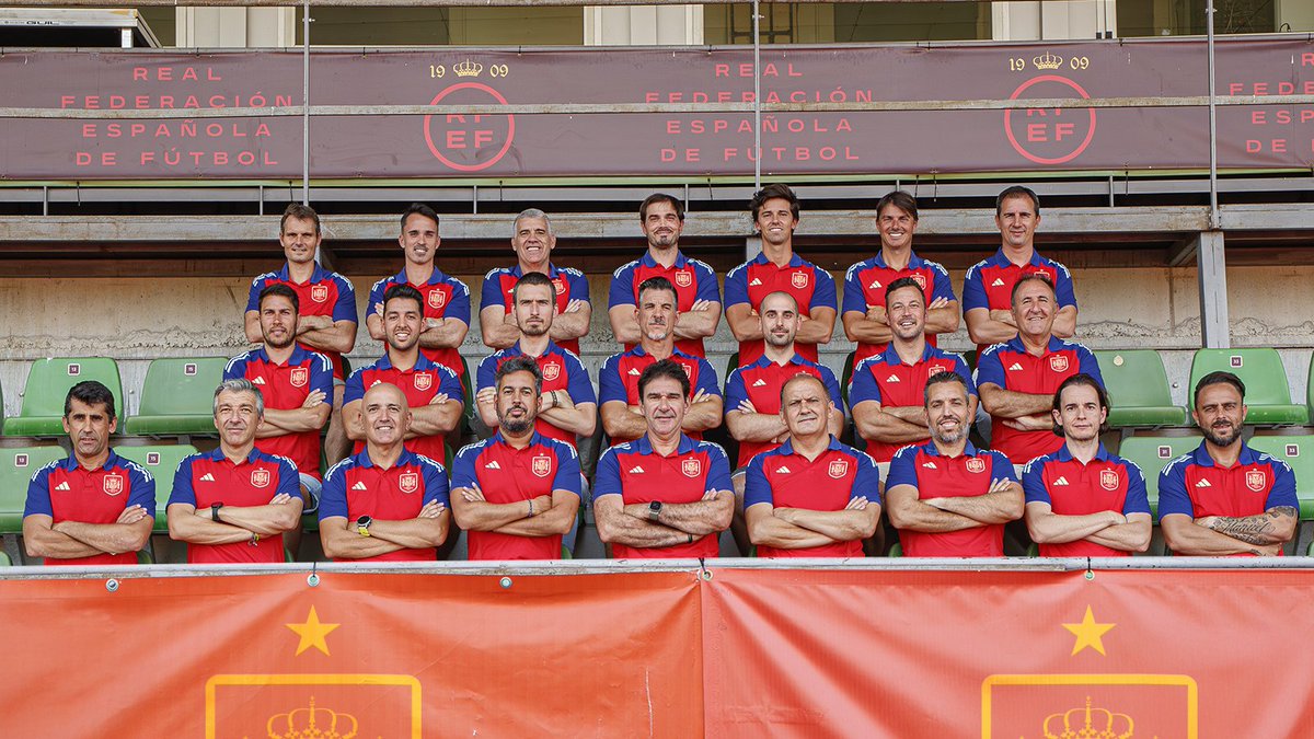 🥰 ¡La ilusión de un nuevo curso!

📚 El cuerpo técnico de las categorías inferiores de la <a href="/SEFutbol/">Selección Española Masculina de Fútbol</a> se reúne para preparar el tramo final de 2025.

ℹ️ rfef.es/es/noticias/la…

#NuestraBase