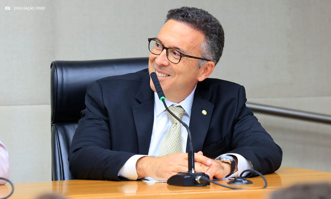 PDNewsBR's tweet image. Márcio Wanderley de Azevedo assume Procuradoria-Geral do Distrito Federal

politicadistrital.com.br/marcio-wanderl…

#MáRCIOWANDERLEY #PGDF #PROCURADORIAGERALDODF