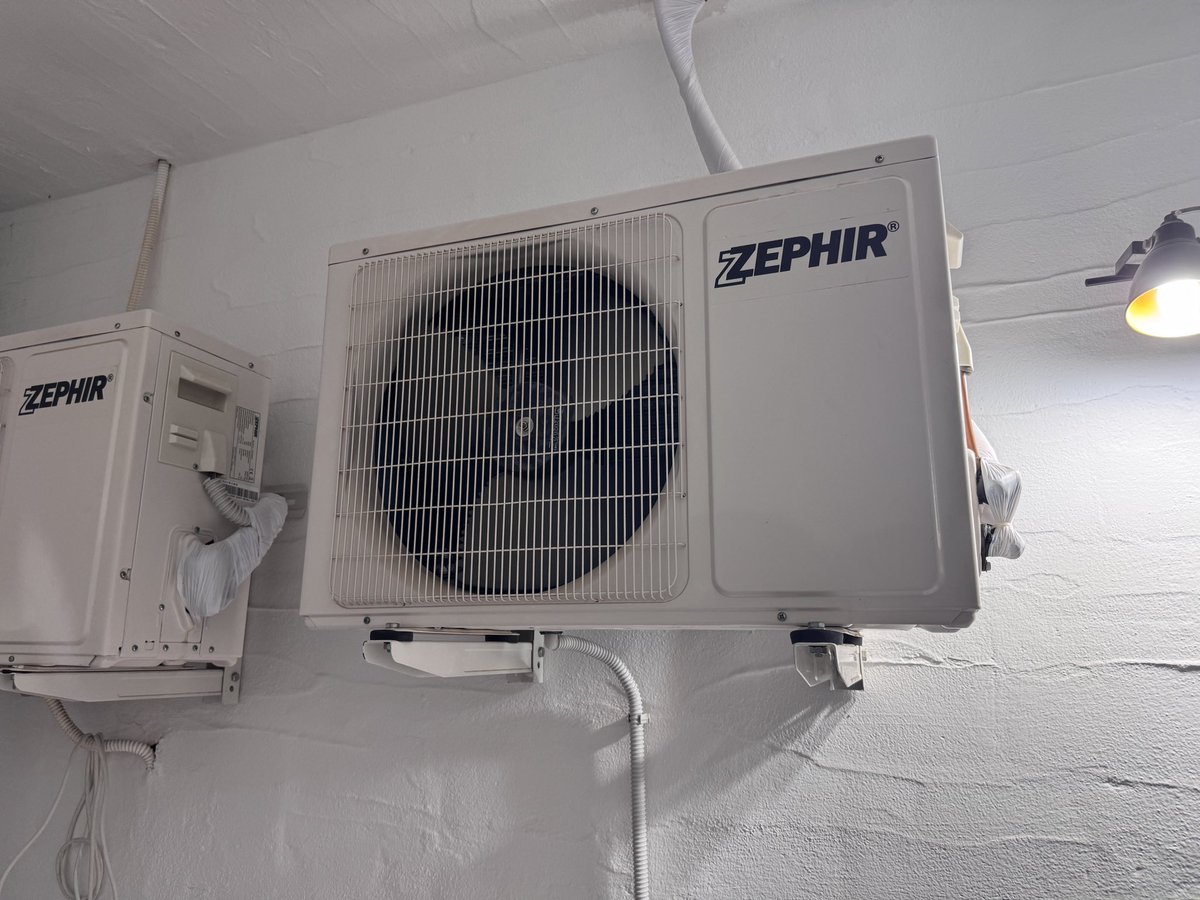Markus Aberle (@markusaberle_) on Twitter photo <a href="/AnAudretsch/">Andreas Audretsch</a> Hier in der Ferienwohnung hängen die Aussengeräte für 3 Klimaanlagen in einem RAUM und daneben ein elektrischer Wasserboiler.
Draußen hat es 33°C und weder Solarthermie noch PV.
Was bräuchte es, um mehr in Zusammenhängen zu denken und zu handeln? <a href="/AnAudretsch/">Andreas Audretsch</a> Hier in der Ferienwohnung hängen die Aussengeräte für 3 Klimaanlagen in einem RAUM und daneben ein elektrischer Wasserboiler.
Draußen hat es 33°C und weder Solarthermie noch PV.
Was bräuchte es, um mehr in Zusammenhängen zu denken und zu handeln?