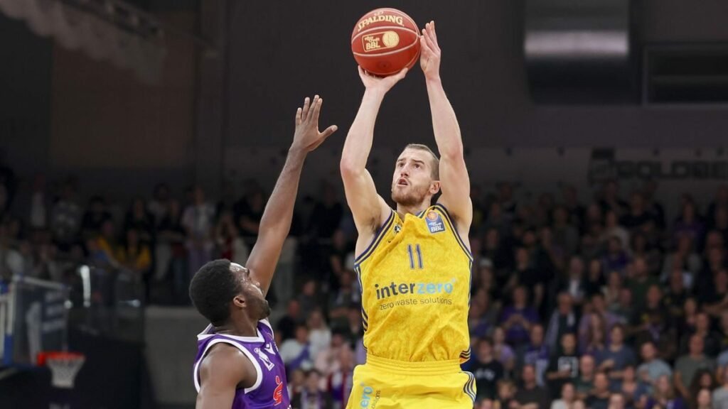Víctor Colmenarejo (@karusito83) on Twitter photo 🧐Matt Thomas es la prueba de que la figura del tirador puro, el Jaycee de carretón, está en desuso en el basket moderno. Con promedios de 12.3 pts y 46% en triples el año pasado en Euroliga ha acabado en el Granada (con todo el respeto al club nazarí). Lo adelanta <a href="/webEncestando/">www.encestando.es</a> 🧐Matt Thomas es la prueba de que la figura del tirador puro, el Jaycee de carretón, está en desuso en el basket moderno. Con promedios de 12.3 pts y 46% en triples el año pasado en Euroliga ha acabado en el Granada (con todo el respeto al club nazarí). Lo adelanta <a href="/webEncestando/">www.encestando.es</a>