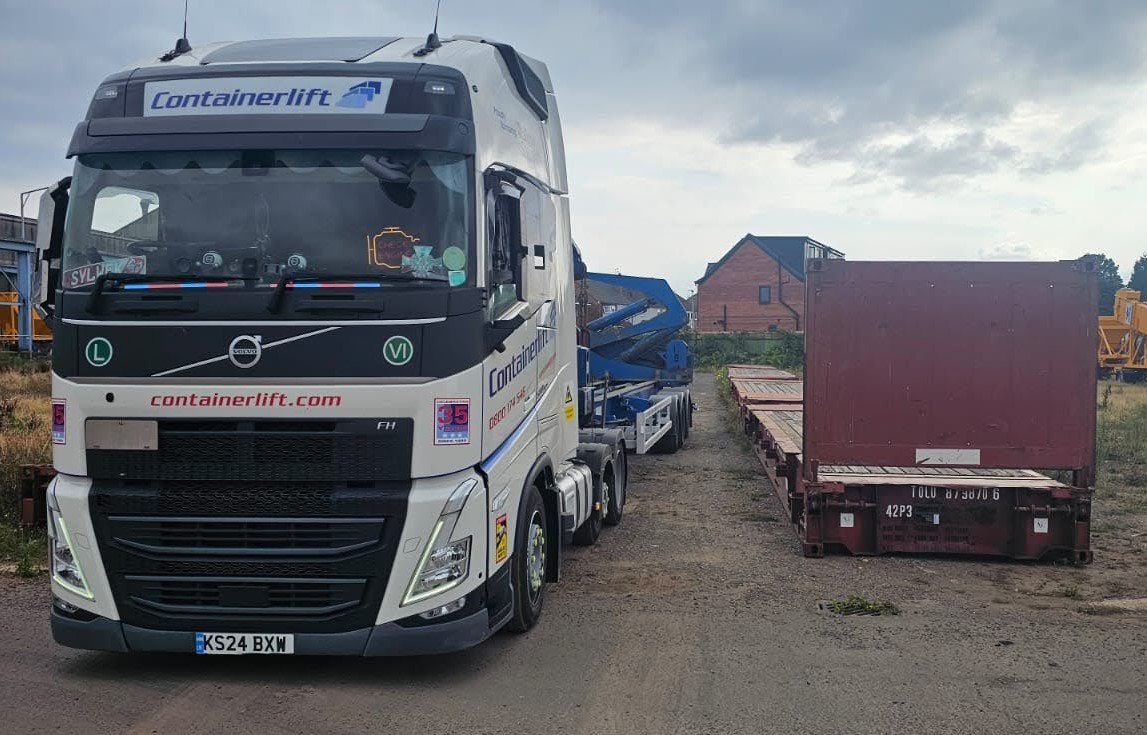 Containerlift's tweet image. With adequate lift capacity equipment, we had a busy afternoon moving flat racks around our customer’s yard.
Our experienced driver worked hard to prevent damage and move the flat racks into their correct position for our customer.
Great job!
#LogisticSolutions #HeavyLoad