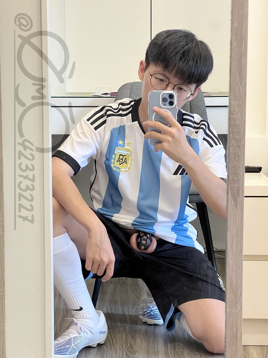 為了確保訓練時有充分的精力
球隊要求每位隊員做好射精管理
入隊需依規定配戴貞操鎖
鑰匙一併交由教練代為保管🔑
成績卓越者才能接受獎勵性排精💦

教練說要實施貞操鎖例行檢查…