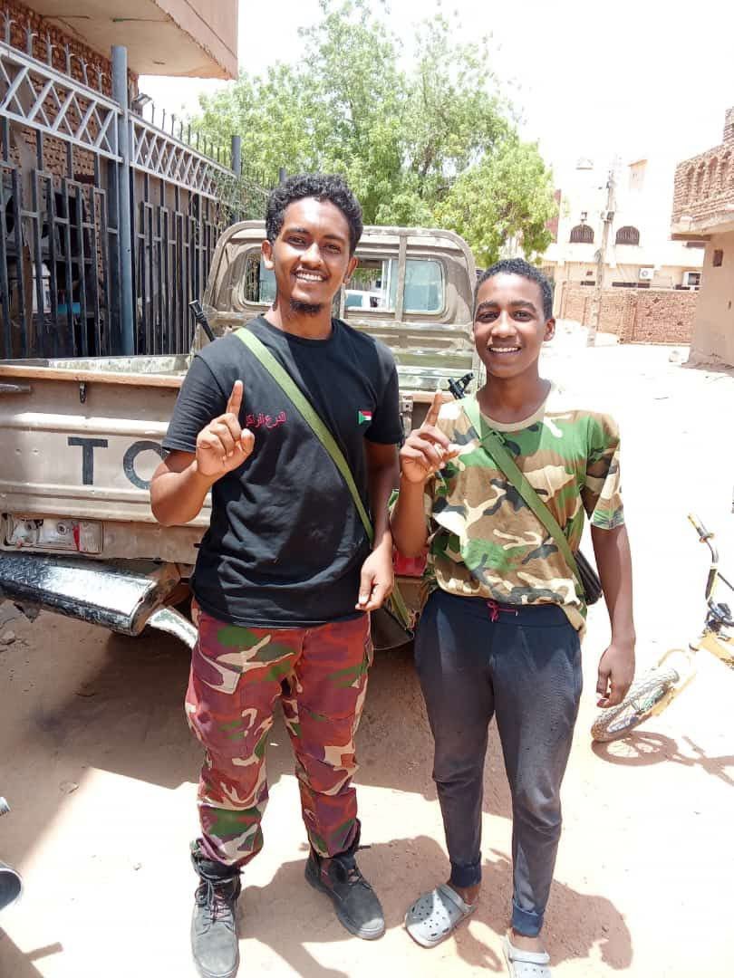 بجانب الشهيد مهند فضل وصلنا خبر استشهاد ابن عمتي محمد نصر الدين ، محمد نصر الدين وصل للمدرعات قبل اسابيع من استشهاد خطاب اسماعيل ابن خاله ربنا يرحمه ويتقبلهم حمل الرايه من أسوار المدرعات الي كردفان كتف بكتف مع البطل مهند ربنا يرحمهم ويتقبلهم ويصبرنا علي فراقهم .