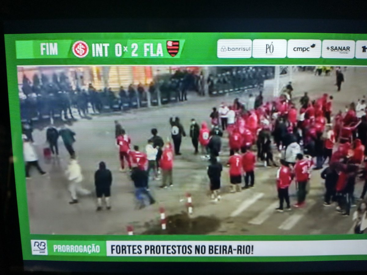 _nikoduarte's tweet image. Enquanto isso na republiqueta Cisplatina, o 9° Batalhão da Brigada Militar a serviço do Sport Club Internacional.
Até quando a polícia do Estado vai servir de babá para imbecis torcedores que frequentam estádio de futebol?
As ruas de Porto Alérgico devem estar muito seguras...