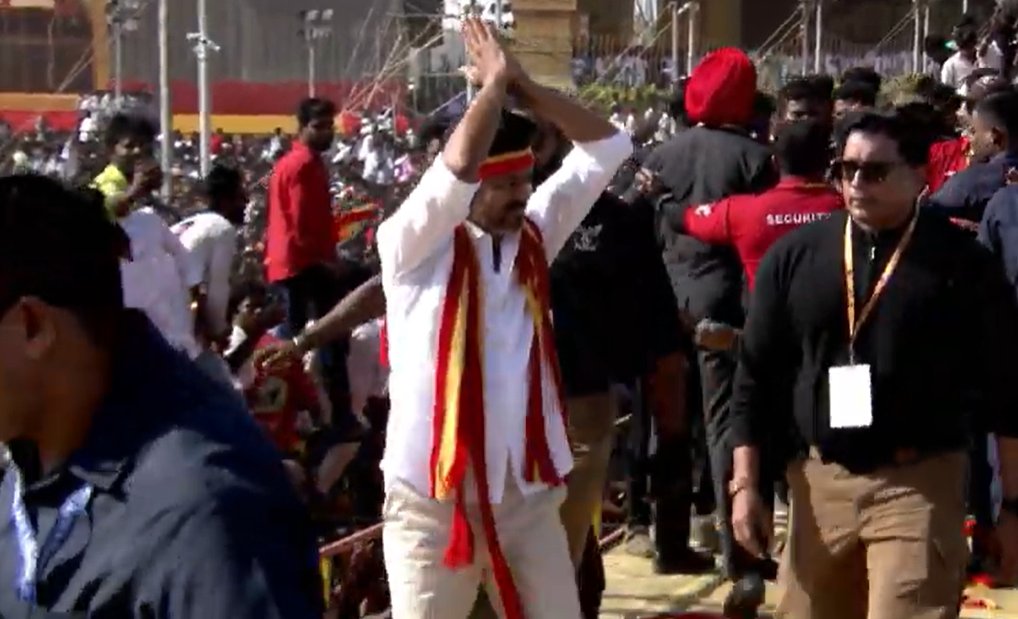 MaayonTweetz_'s tweet image. Rocky is fictional 
VIJAY is real 💀🔥