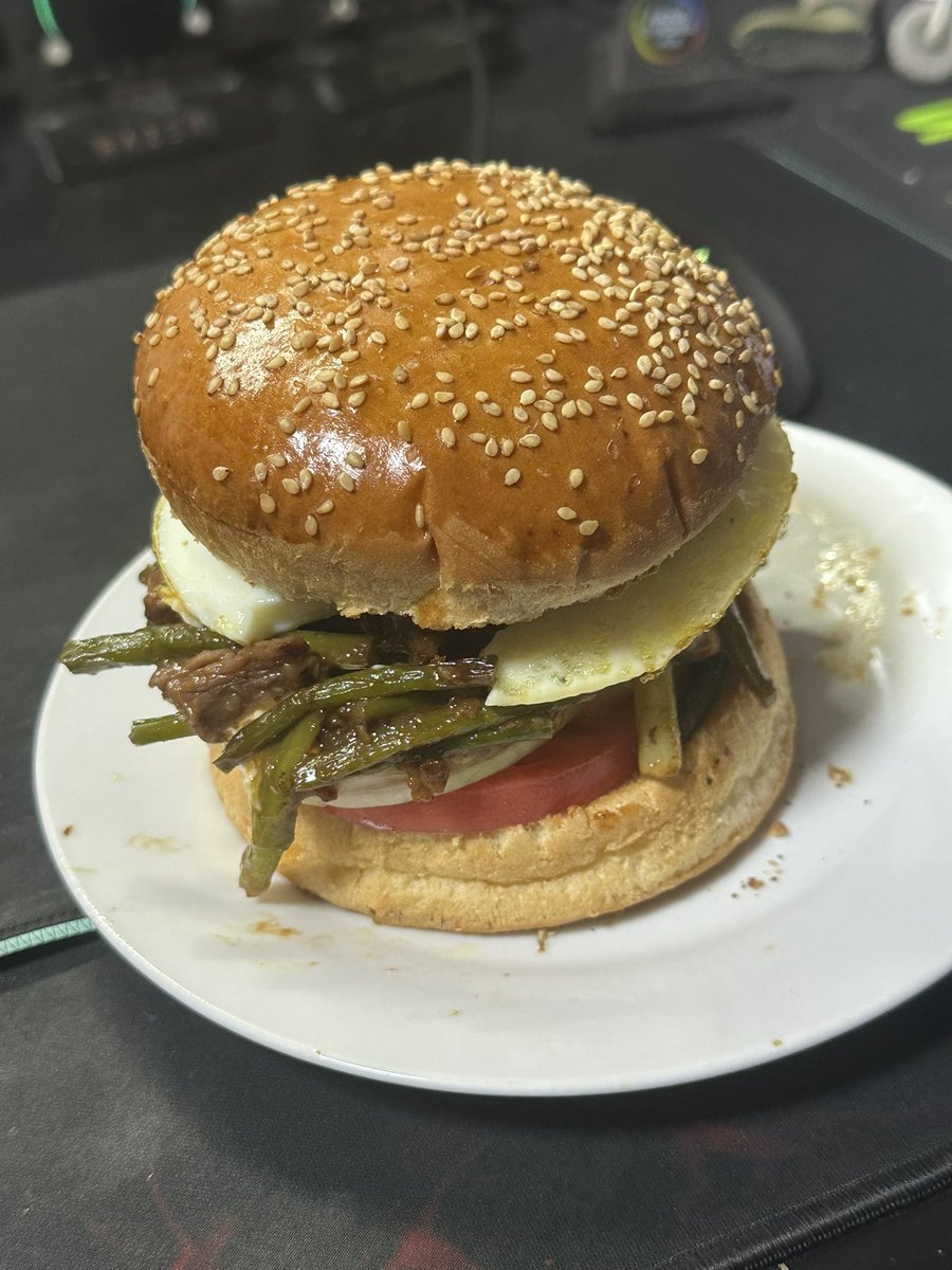 今日は焼き肉バーガー作った

バンズがまだまだあるんで明日もバーガーw