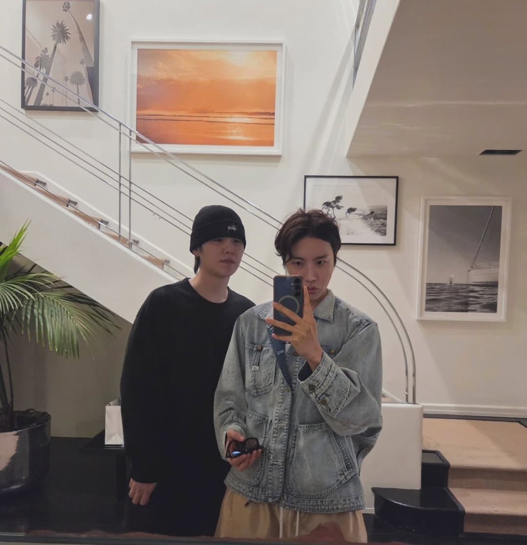 MeiiMin's tweet photo. YOONGI AND HOSEOK ARE ALWAYS TOGETHER 😭😭😭😭😭 #sope #yoongi #hoseok https://t.co/rysqe3Sg2D