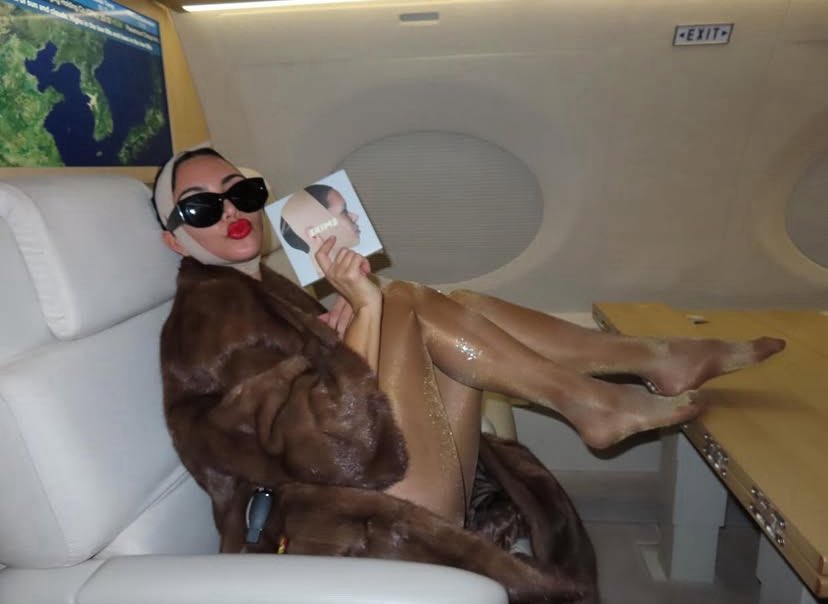 we_are_fur's tweet photo. Kim and Khloé touched down in Korea in vintage mink coats, bringing their signature style with a touch of Skims to Korea ✈️
Follow @wearefur for the fur news & trends
📸 @kimkardashian @khloekardashian
#kardashians #Naturalfur #Mink #Furmark #Furcycle #wearefur #iff https://t.co/82Ig4Pj4sf