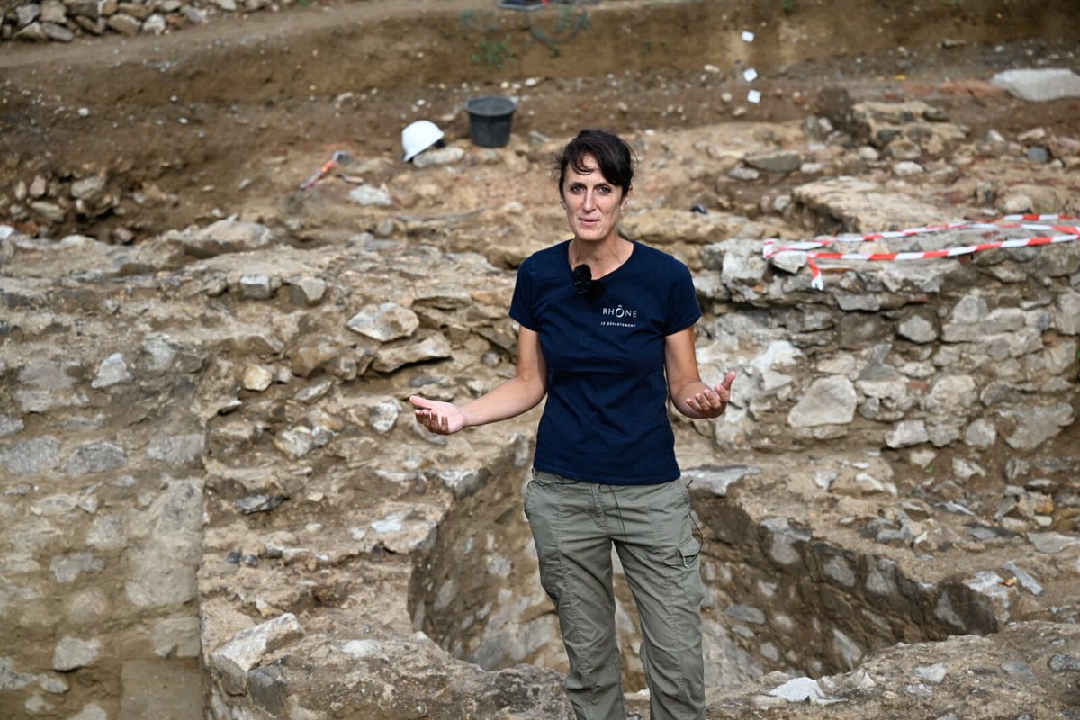 leprogreslyon's tweet image. La découverte d'un mausolée de vaste envergure ainsi que les vestiges d'antiques structures commerciales a été annoncée ce jeudi matin par le Département du #Rhône, dans l'enceinte du musée gallo-romain.
➡️ l.leprogres.fr/fFv