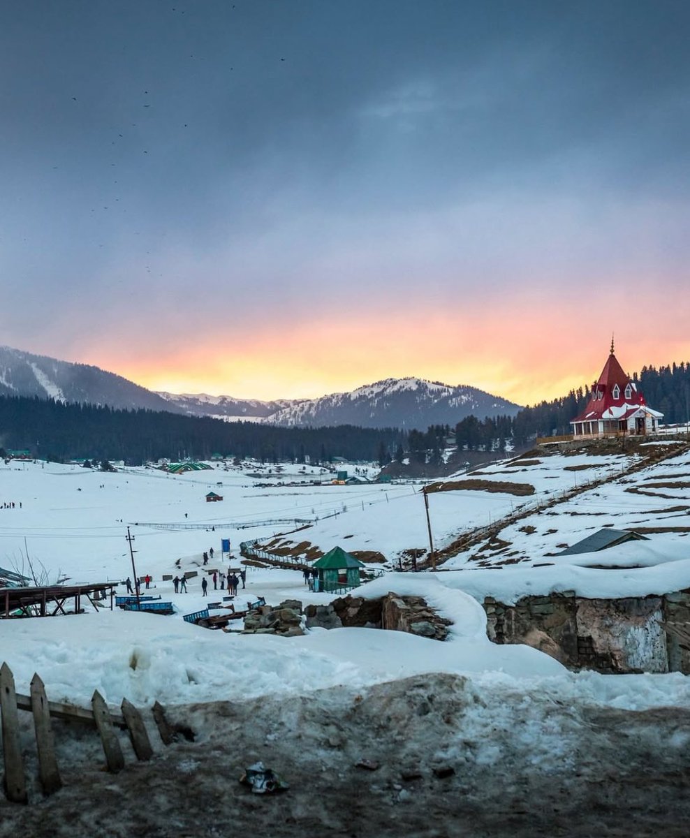 ShivrattanDhil1's tweet photo. The higher reaches of Sonmarg in Ganderbal district have received the season’s first snowfall, signaling an early arrival of winter chill in the valley. Snowfall in August is unusually early perhaps this means we’ll be seeing snow much sooner this winter! 🫶🏻❄️ https://t.co/AGjr4PXxpB