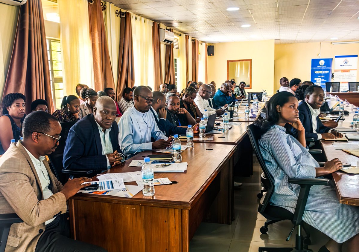 Ministry of Education | Rwanda (@rwanda_edu) on Twitter photo Kuri uyu wa Kane, Minisitiri w’Uburezi <a href="/JoNsengimana/">Joseph Nsengimana</a> na Minisitiri w’Ubutegetsi bw’Igihugu <a href="/Dominiquehab/">Dominique H</a> bahuye n’Abayobozi b’Uturere Bungirije bashinzwe Imibereho Myiza y’Abaturage, Abayobozi b'Uburezi mu Turere n’Abakozi b'Uturere bashinzwe Imishahara y'Abarimu n'Abaganga , Kuri uyu wa Kane, Minisitiri w’Uburezi <a href="/JoNsengimana/">Joseph Nsengimana</a> na Minisitiri w’Ubutegetsi bw’Igihugu <a href="/Dominiquehab/">Dominique H</a> bahuye n’Abayobozi b’Uturere Bungirije bashinzwe Imibereho Myiza y’Abaturage, Abayobozi b'Uburezi mu Turere n’Abakozi b'Uturere bashinzwe Imishahara y'Abarimu n'Abaganga ,