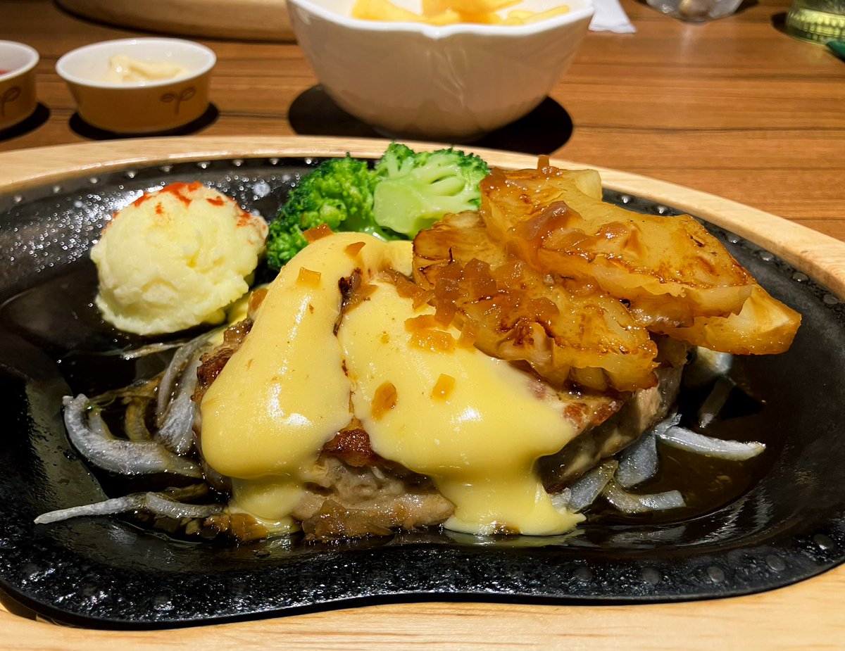 PyonxCafe's tweet photo. 野球スクール帰りのびっくりドンキー
引っ越したらできなくなるなぁ

県岐商は惜しかった。
準々からしか観れてないけど
どちらもとてもいい試合でした ☺︎

4強唯一の公立校(ベンチメンバーほぼ地元民)
というのも誇らしいではないか！

闇も深いが、高校野球は やっぱりいいな⚾️ https://t.co/bUdfsYd86s