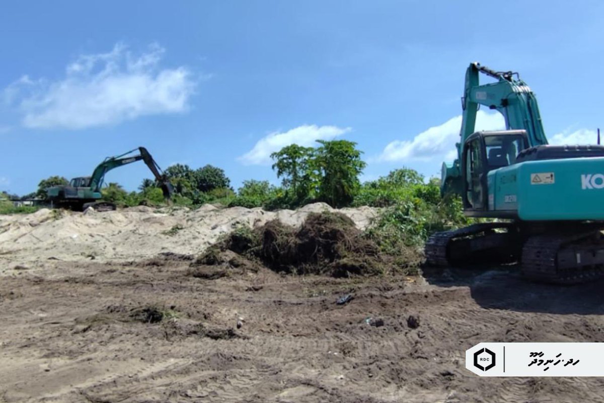 ޕަބްލިކް ސެކްޓަރ އިންވެސްޓްމަންޓް ޕްރޮގްރާމްގެ ދަށުން ހދ. ހަނިމާދޫގައި އިމާރާތް ކުރުމަށް ހަމަޖެހިފައިވާ އައު ހޮސްޕިޓަލް އަދި ޕޮލިސް ސްޓޭޝަންގެ އިމާރާތުގެ މަސައްކަތް ފެށުމަށްޓަކައި ބިން ސާފު ކުރުމުގެ މަސައްކަތް ދަނީ ކުރަމުންނެވެ.

#TeamRDC