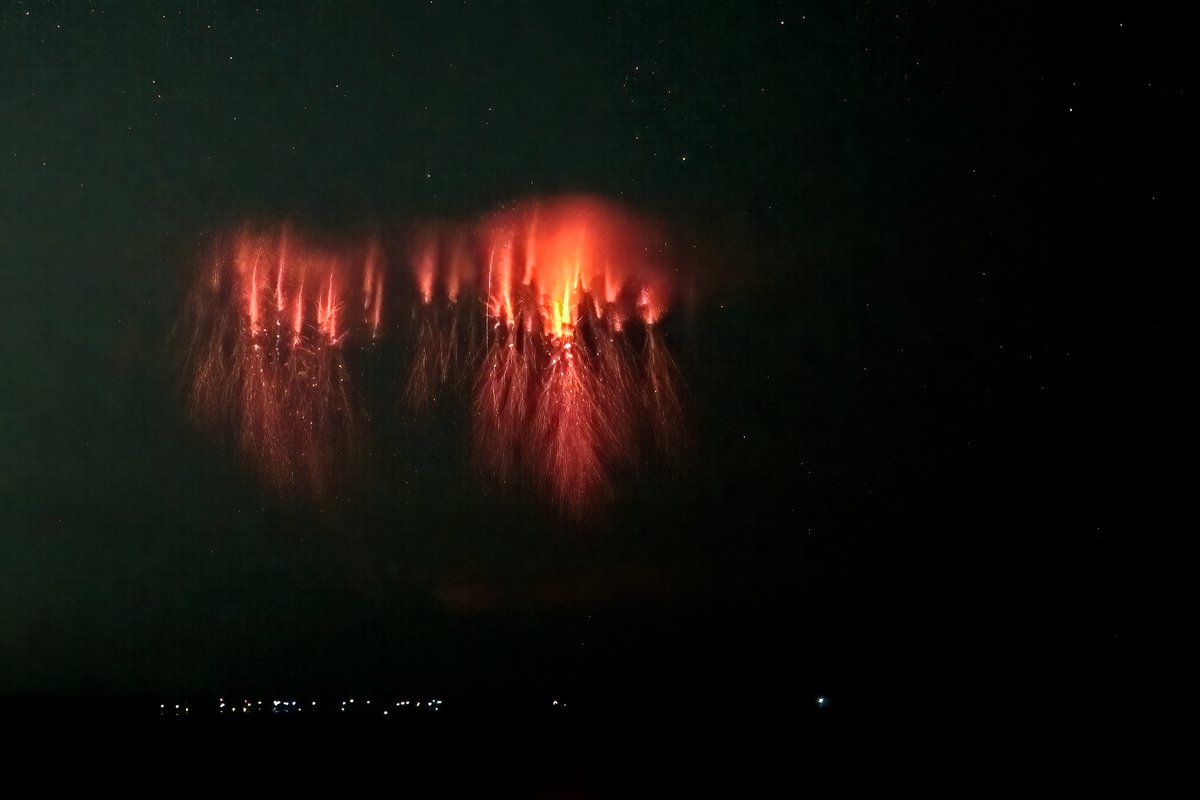 suarezphoto's tweet photo. Hier soir et cette nuit, conformément aux prévisions météo, un orage effrayant s'est formé en Italie. Sur le radar, cet orage était le plus puissant que j'ai jamais vu. Les sommets étaient incroyablement hauts et froids.
Depuis Théoule-sur-Mer, malgré une transparence moyenne du ciel, j'ai pu photographier des salves de red sprites étonnantes. Au moment où je les voyais sur mon écran, je sautais de joie, puis ce sentiment a laissé la place à l'effroi,  car j'étais glacé à l'idée que des êtres humains se trouvaient sous cette énorme masse de la taille d'une région et un peu plus même.  Malheureusement ces orages ont causés de très gros dégâts et il y a même eu des victimes sous les orages dans la journée d'hier.
Le bouleversement climatique n'est pas anodin, mais on s'en doutait bien...
Je n'ai pas le temps de dépouiller tous les rushs. Il y a de la vidéo et de la photo. Les images qui suivent sont extraites d'enregistrements vidéos effectués avec un Z6 refiltré Astronomik L2 et un objectif 40/1.4 ou 85/1.2 pour les vues plus rapprochées.
Pour finir, j'ai une grande pensée pour toutes les personnes touchées directement ou indirectement par cet orage cataclysmique.

#orage #orages #redsprites #farfadets @KeraunosObs @infoclimat @PlanetarioMad  #AlpesMaritimes