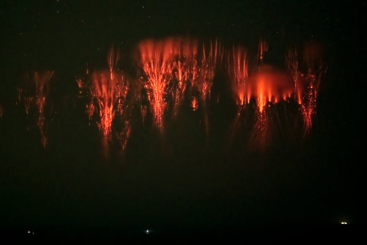 suarezphoto's tweet photo. Hier soir et cette nuit, conformément aux prévisions météo, un orage effrayant s'est formé en Italie. Sur le radar, cet orage était le plus puissant que j'ai jamais vu. Les sommets étaient incroyablement hauts et froids.
Depuis Théoule-sur-Mer, malgré une transparence moyenne du ciel, j'ai pu photographier des salves de red sprites étonnantes. Au moment où je les voyais sur mon écran, je sautais de joie, puis ce sentiment a laissé la place à l'effroi,  car j'étais glacé à l'idée que des êtres humains se trouvaient sous cette énorme masse de la taille d'une région et un peu plus même.  Malheureusement ces orages ont causés de très gros dégâts et il y a même eu des victimes sous les orages dans la journée d'hier.
Le bouleversement climatique n'est pas anodin, mais on s'en doutait bien...
Je n'ai pas le temps de dépouiller tous les rushs. Il y a de la vidéo et de la photo. Les images qui suivent sont extraites d'enregistrements vidéos effectués avec un Z6 refiltré Astronomik L2 et un objectif 40/1.4 ou 85/1.2 pour les vues plus rapprochées.
Pour finir, j'ai une grande pensée pour toutes les personnes touchées directement ou indirectement par cet orage cataclysmique.

#orage #orages #redsprites #farfadets @KeraunosObs @infoclimat @PlanetarioMad  #AlpesMaritimes