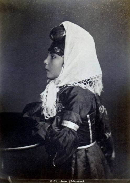 Sausruqo's tweet photo. Quite similar or common to the #Kurkhars/#Курхарс - Ingush headress. This too may be a lost aspect, another aspect, of the #CircassianCulture.
#Kabardian, #Balkar, #Nogai, and #Abaza women (#NorthCaucasus 🍀) tied their headscarves this way.
Link:
https://t.co/p4wUNe8edX https://t.co/YEy38M8E9J