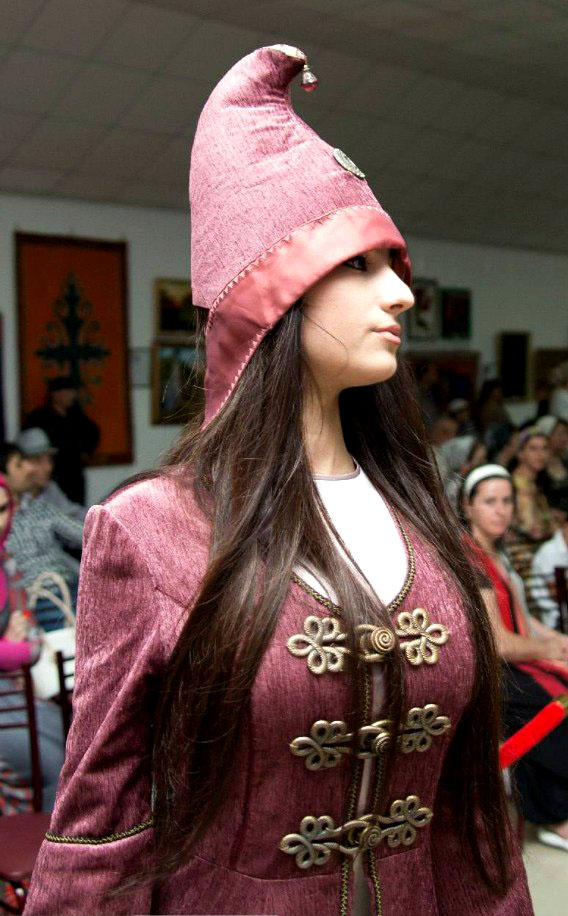 Sausruqo's tweet photo. Quite similar or common to the #Kurkhars/#Курхарс - Ingush headress. This too may be a lost aspect, another aspect, of the #CircassianCulture.
#Kabardian, #Balkar, #Nogai, and #Abaza women (#NorthCaucasus 🍀) tied their headscarves this way.
Link:
https://t.co/p4wUNe8edX https://t.co/YEy38M8E9J