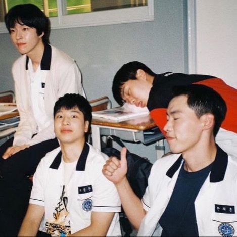 안수호는 개고수라 ㅈㄴ 편한 자세로 잠