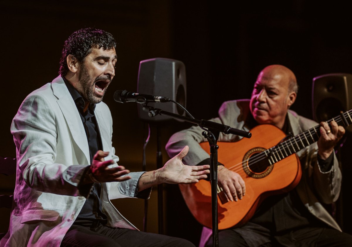 ✨ La #58FiestaDeLaBulería arrancó con fuerza y mucho arte en la Plaza Belén. Un arranque que llenó el corazón de Jerez de compás y alegría.

🎶 Y anoche la emoción se volvió cante en la primera cita de “Bulería bajo las estrellas”. 

📸 Esteban Abión