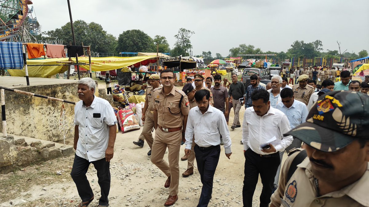 dmchandauli's tweet photo. पुलिस अधीक्षक के साथ बाबा कीनाराम मठ पहुंच कर तीन दिवसीय बाबा कीनाराम जन्मोत्सव दिनांक 22 से 24 अगस्त 2025 की तैयारियों का भ्रमण कर जायजा लिया। श्रद्धालुओं की सुरक्षा और दर्शन की सुलभता सुनिश्चित करने के लिए संबंधित अधिकारियों को समय से सभी कार्य पूर्ण करने के निर्देश दिया। https://t.co/sI5libq1R3