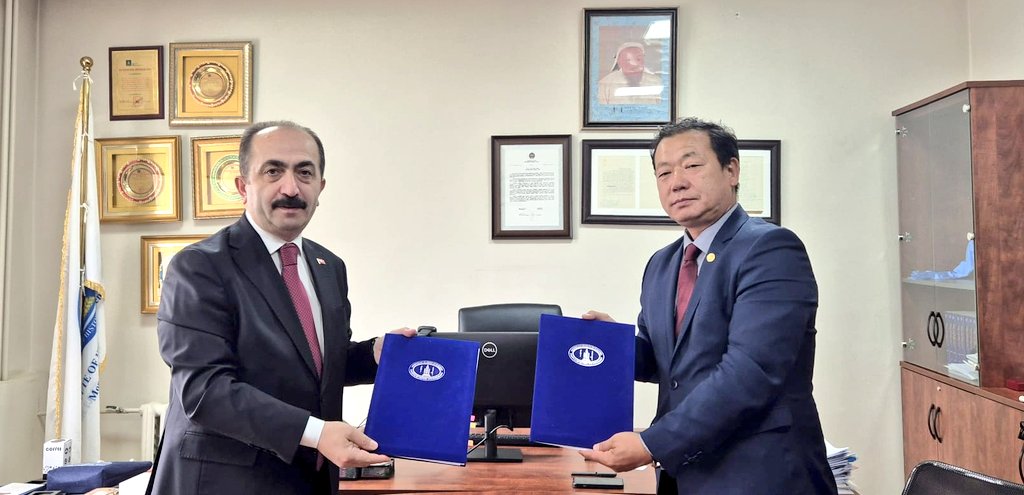 Moğolistan Bilimler Akademisi Tarih ve Etnografya Enstitüsü ile akademik mutabakat zaptı imzalandı. Türk Tarih Kurumu Başkanı Prof. Dr. Yüksel Özgen ve Enstitü Müdürü Doç. Dr. Lkhagvasuren Erdenebold tarafından imzalanan anlaşma sonrasında kurumlar tarafından uygulamaya