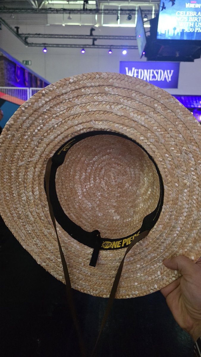 بالاخره اینو گرفتم. دیروز هر دفعه تلاش کردم نشد.
امروز بالاخره تونستم از غرفه #نتفلیکس کلاه حصیری لوفی رو بگیرم.
#وان_پیس #گیمزکام
#Gamescom2025