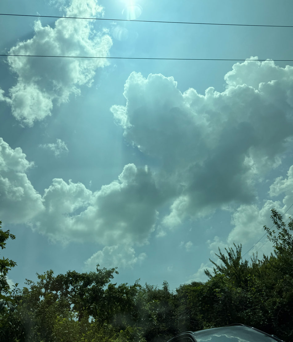 moeunah's tweet image. [250821] kim minju 🫧 update

📸 [7:14 PM]
💬 mingdelion~ i was going to send this in the morning because the clouds were so pretty
💬 today was eunah day so it was kinda hectic haha
💬 it’s dinner time now!!!
💬 we’re gonna eat kongguksu
💬 what are you eating?!