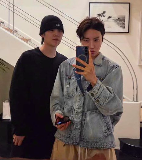 SopeforSoul's tweet image. SOPE? SOPE SELCA???? HOSEOK AND YOONGI TOGETHER??? YOONSEOK???? BOYFRIENDS??HUSBANDS????????????????