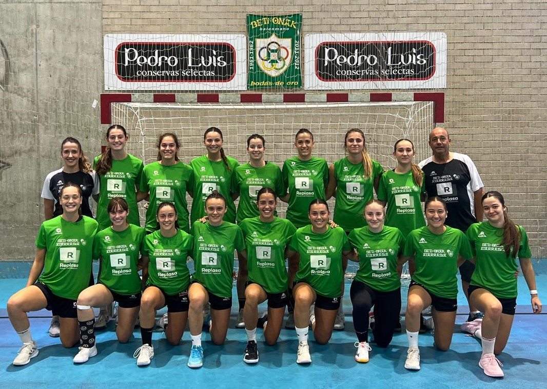 beti_onak's tweet photo. El pasado lunes el equipo de División de Honor Plata #Replasa @beti_onak dirigido por Imanol Sanz dio comienzo a los entrenamientos. Próximamente os presentaremos a las novedades para la temporada 2025-2026. #AurreraBeti!!! https://t.co/qygTh7bV4g