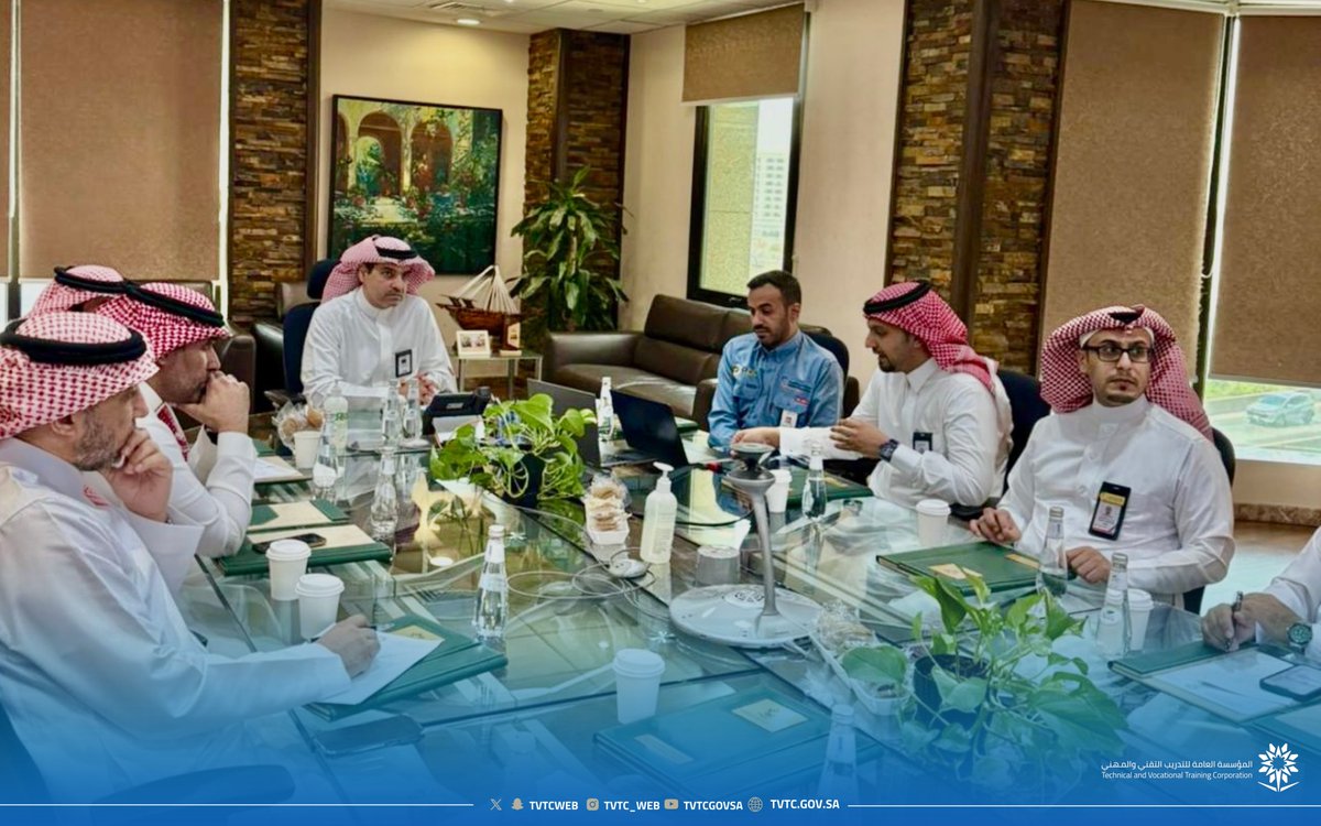 بحضور نائب المحافظ للتدريب، عقد #التدريب_التقني والمهني اجتماعًا مع شركة كهرباء السعودية لتطوير المشاريع PDC، لبحث فرص التعاون المشترك وتعزيز الشراكة والتكامل في مجالات التدريب والتأهيل، بما يدعم تطوير الكفاءات الوطنية ويواكب احتياجات سوق العمل.