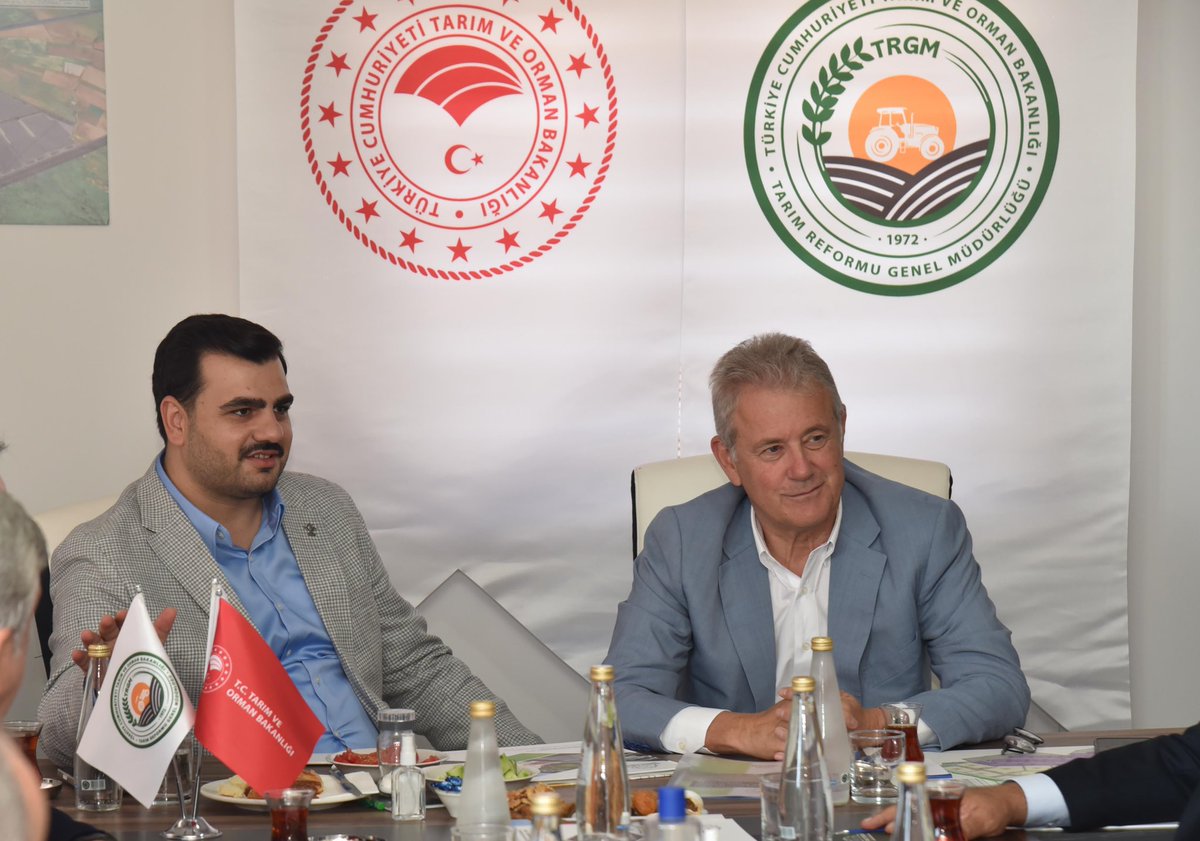 iztokurumsal's tweet image. Adalet ve Kalkınma Partisi Genel Sekreteri ve İzmir Milletvekilimiz Eyyüp Kadir İnan, Yönetim Kurulu Başkanımız Mahmut Özgener’in ev sahipliğinde Dikili Jeotermal Isıtmalı Sera Organize Tarım Bölgesi Proje sahamızı ziyaret etti.