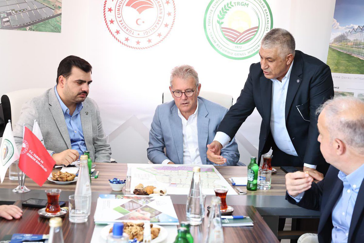 iztokurumsal's tweet image. Yönetim Kurulu Üyemiz ve Dikili Jeotermal Isıtmalı Sera OTB Yönetim Kurulu Başkanı Mehmet Şahin Çakan’ın bilgilendirme sunumu yaptığı ziyarete, Adalet ve Kalkınma Partisi İzmir İl Başkanı Bilal Saygılı, Dikili Belediye Başkanı Adil Kırgöz, Yönetim Kurulu Sayman Üyemiz ve Dikili…