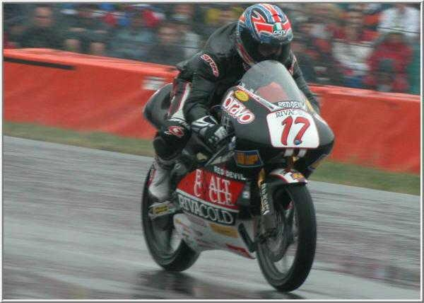 Qué sorpresa poner las carreras del finde del IDM Superbike y encontrarme un apellido tan mítico!!!

Hablo de Moritz Jenkner, que evidentemente es hijo del emblemático Steve Jenkner.

Le recordáis?

Pasó casi una década en el Mundial de 125cc, ganó una carrera (Assen 2003) y