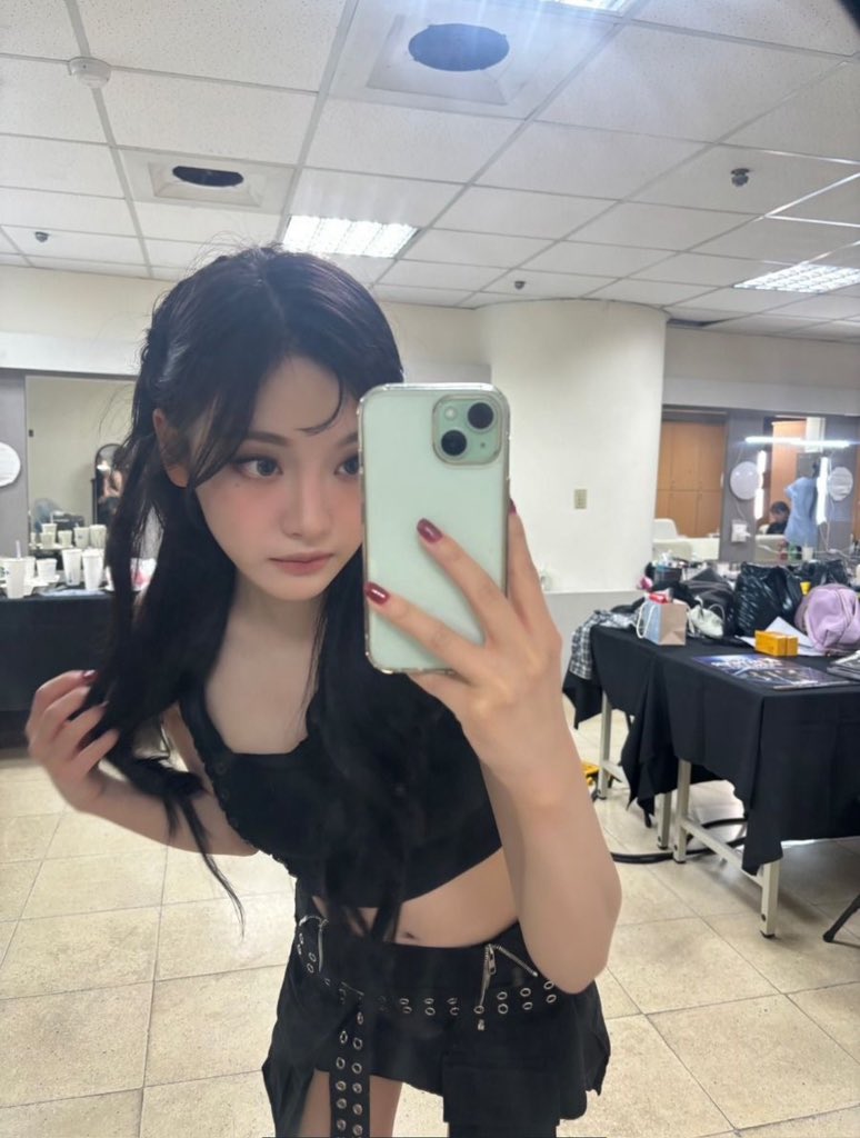 chaerzyuu's tweet image. my twitter profile
. my lock screen
. last song
. first pinterest photo