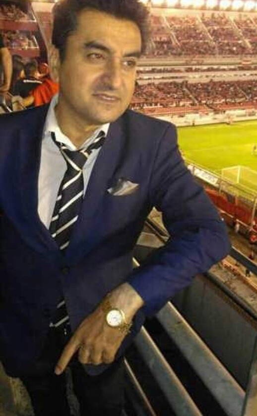 Este sujeto fue uno de los que agredieron a los hinchas Chilenos

Está prófugo 

Cualquier información de su paradero será útil