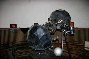 ちなみに金子式プラネタリウムとは、戦後、高価な光学式プラネタリウムとは違う容易に制作できるピンホール式に着目した個人研究家の金子功氏が開発したプラネタリウム投影機。評判を呼び各地に設置された。
#金子氏プラネタリウム改造プロジェクト