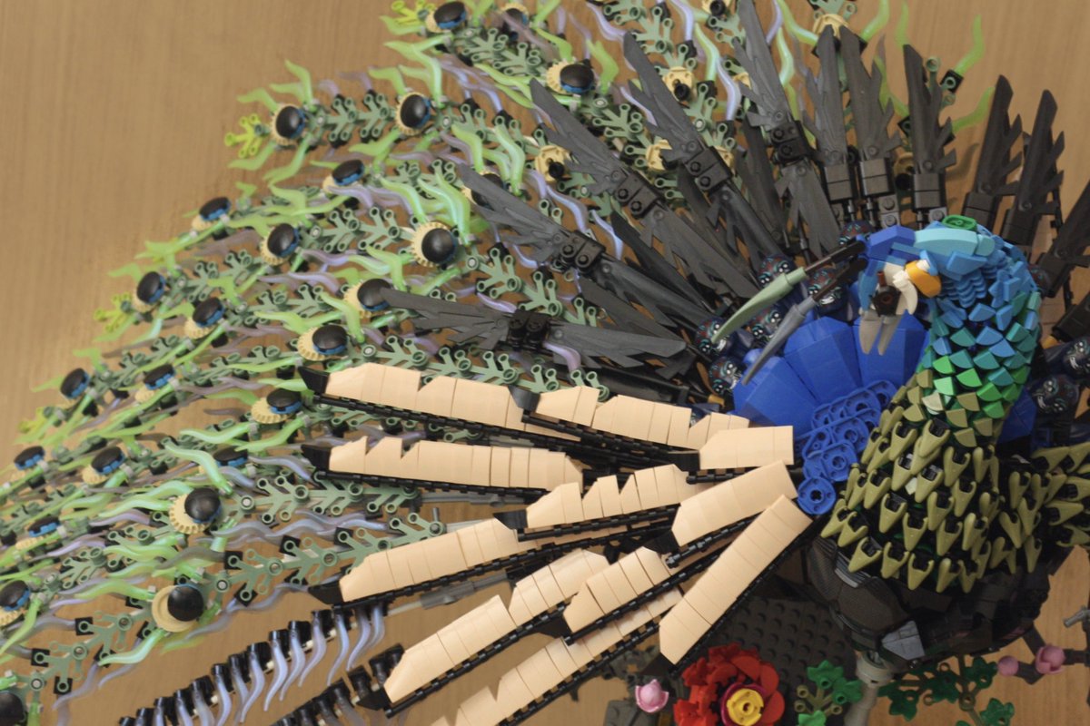 孔雀 14連 土台 リクウ 孔雀図の羽根表現をレゴで立体化しました。 京都画壇の絵師たちの筆致