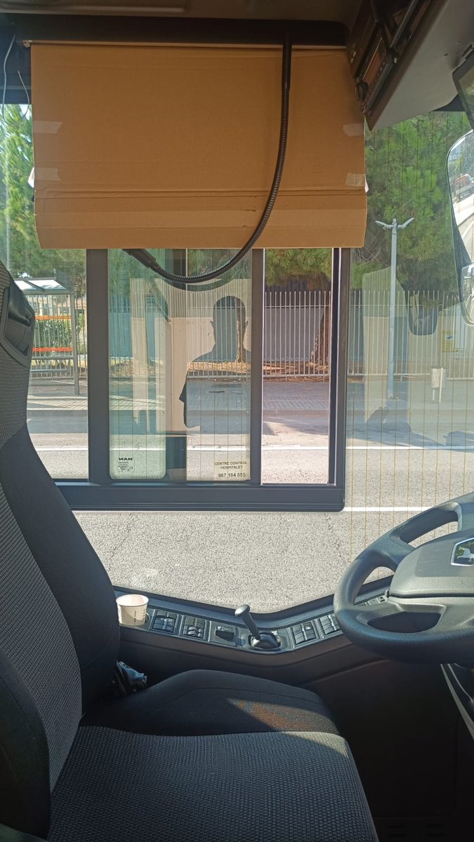 Mambobus Llobregat (@mambobuslh) on Twitter photo La multinacional catalana que opera en Hospitalet y que la <a href="/Mobilitat_AMB/">Mobilitat AMB</a> le cede los autobuses y solo tiene que cuidar, con cartón y un poco de cinta del Temu arregla las cortinillas para que sus conductor@s no les queme el sol y puedan hacer sus megas jornadas de 9'30. La multinacional catalana que opera en Hospitalet y que la <a href="/Mobilitat_AMB/">Mobilitat AMB</a> le cede los autobuses y solo tiene que cuidar, con cartón y un poco de cinta del Temu arregla las cortinillas para que sus conductor@s no les queme el sol y puedan hacer sus megas jornadas de 9'30.