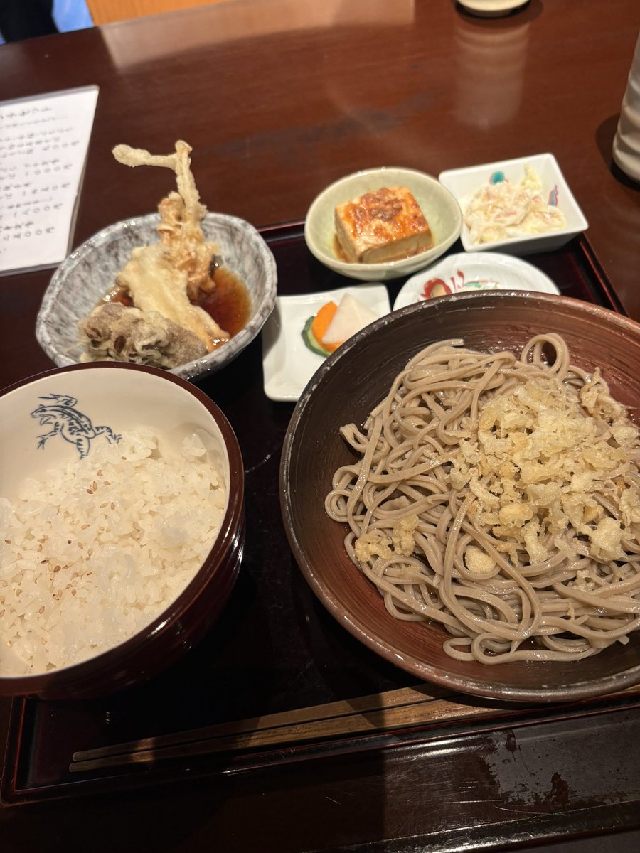 今日のランチはお蕎麦を
奢ってもらった(੭ु´ᵒ̴̶̷̤ωᵒ̴̶̷̤`)੭ु⁾⁾
きのこ天ぷらがおいしくて🍄
満腹で午後やばかったけど
元気に働いた