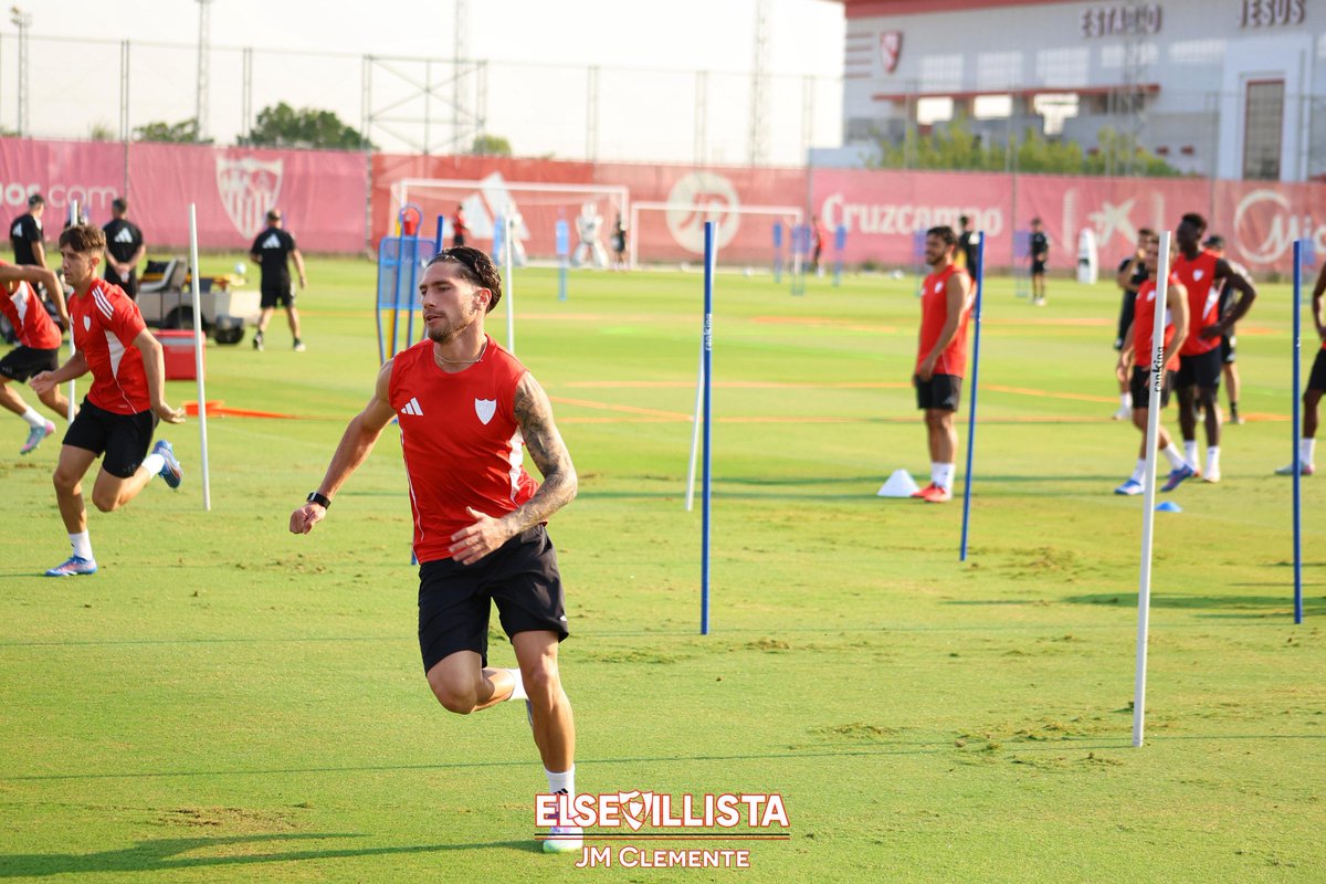 elsevillistacom's tweet photo. 📂 Fotogalería | Entrenamiento del Sevilla FC (21-08-2025)

#️⃣ #TDSDeporte #SevillaFCGetafe  #LALIGAEASPORTS #SevillaFC 

📷 @jmclem_

🔗 https://t.co/iHyqmDlw8l https://t.co/4ov02i6phl