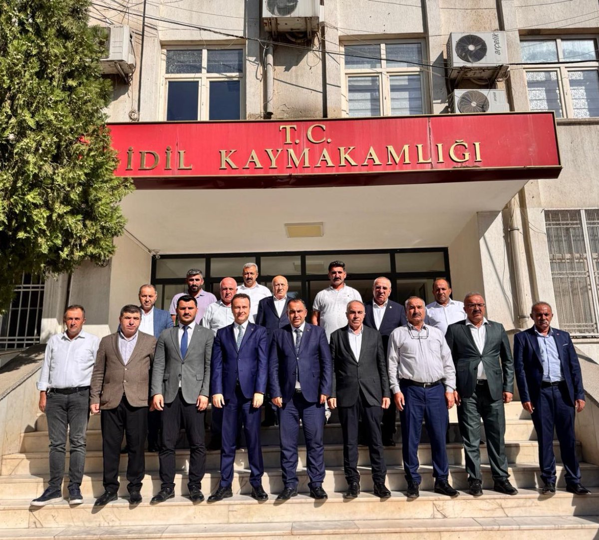 Malikurt14's tweet photo. 📍 Şırnak - İdil

İdil temaslarımıza Kaymakamımız Sn. Anıl Adıgüzel'i ziyaretimiz ile devam ediyoruz. 

İdil İlçe Başkanımız  Sn. Ali Genç ve parti kademelerimizle yaptığımız ziyarette bizleri içtenlikle karşılayan Kaymakamımız Sn. Adıgüzel'e teşekkür ediyor, çalışmalarında başarılar diliyorum. @RTErdogan @Akparti @efkanala @abuyukgumus @eyupkadirinan @zorlu77 @TatarArslan @akpartitesklati @akpartisirnak @idilakparti @ibrahimH_Erkan