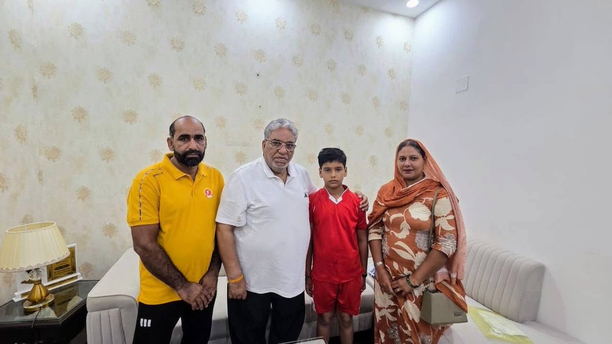 KrishanLPanwar's tweet image. सेवादार हरजिंद्र जी के सुपुत्र हिमाक्ष को पंचकूला जिला स्तरीय शॉटपुट प्रतियोगिता में 9.2 मी. थ्रो के साथ चयनित होने पर बधाई।
रोहतक राज्य स्तरीय प्रतियोगिता हेतु शुभकामनाएं। 🌸 #Sports #ShotPut