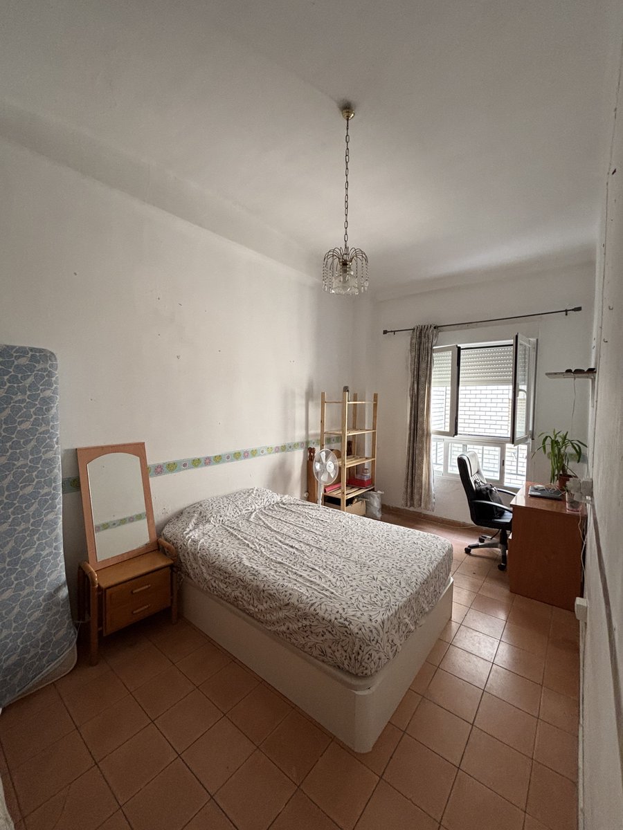 BigBlueOcean4's tweet photo. Se alquila una habitación en Granada:
 - 275 €/mes + luz e internet 
 - Por facultad de ciencias 
 - Opositores y/o trabajadores
 - LGBTQ+ friendly

+ info MD, RT para difundir xfa :)) https://t.co/glKfephoyh