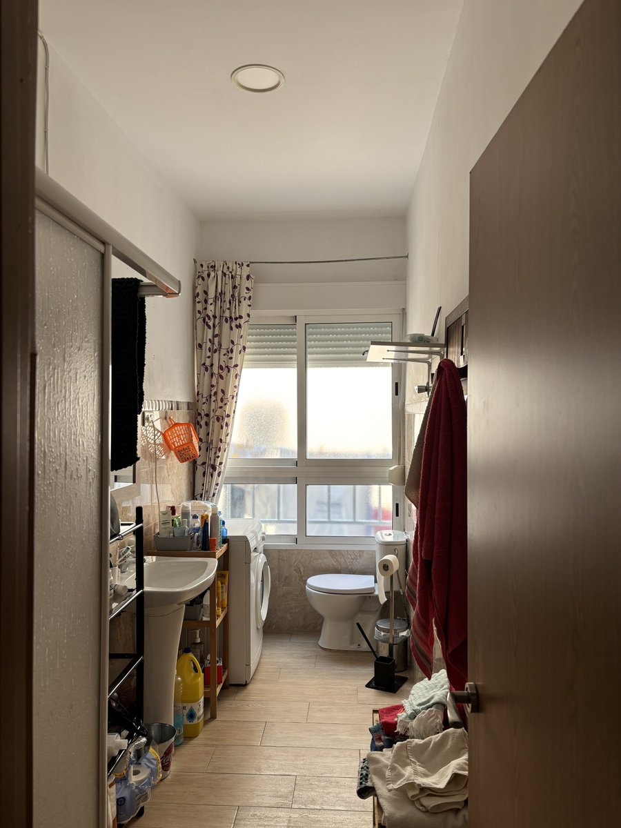 BigBlueOcean4's tweet photo. Se alquila una habitación en Granada:
 - 275 €/mes + luz e internet 
 - Por facultad de ciencias 
 - Opositores y/o trabajadores
 - LGBTQ+ friendly

+ info MD, RT para difundir xfa :)) https://t.co/glKfephoyh