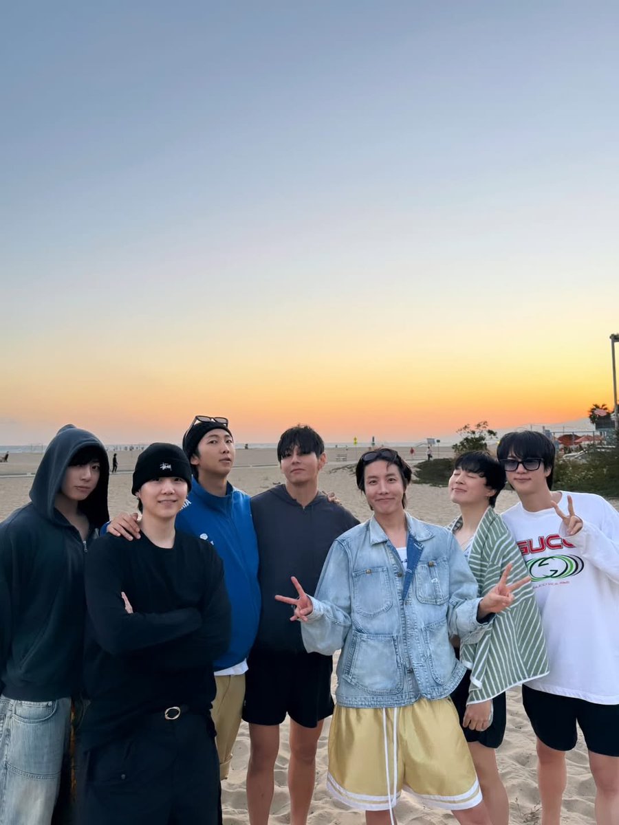 jmjklab's tweet image. 📸| #HOSEOK via Instagram, com o #BTS.

Coisa mais linda eles na praia 🥰

BTS IS SEVEN!