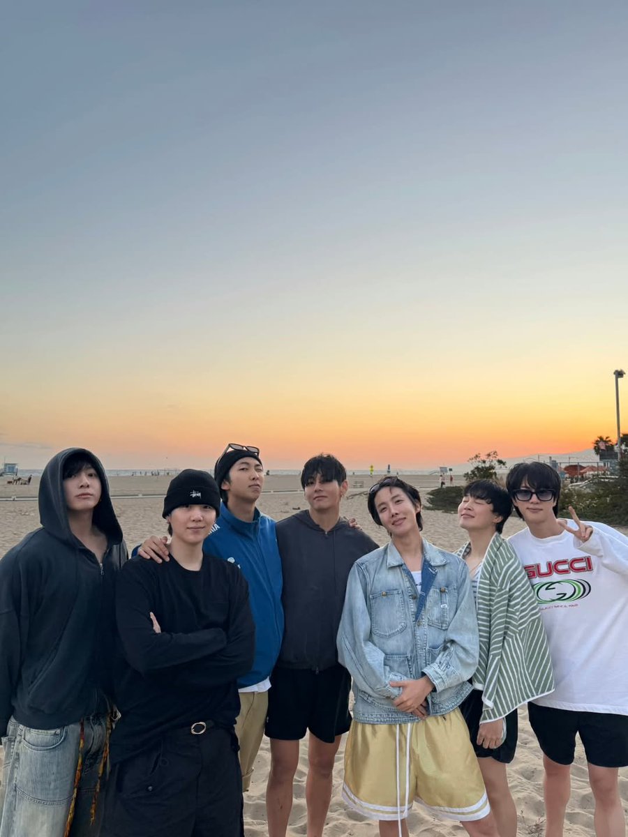 jmjklab's tweet image. 📸| #HOSEOK via Instagram, com o #BTS.

Coisa mais linda eles na praia 🥰

BTS IS SEVEN!