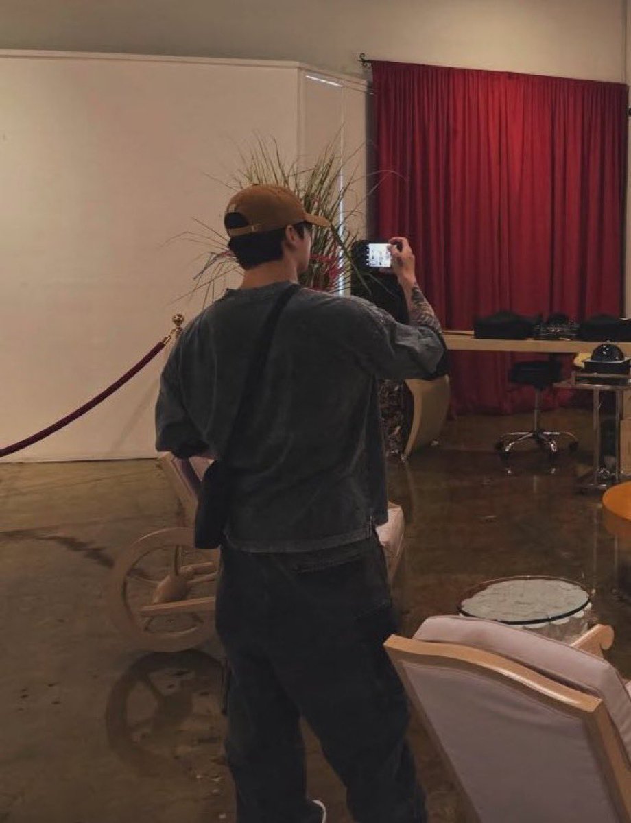 ลุคแฟชั่นจองกุกคือเรียบง่ายแต่โคตรหล่อ แค่มองจากด้านหลังก็รู้เท่ห์